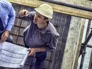 Generalunternehmer, Männer mit Schutzhelm und Bauplan auf Baustelle, Foto: vm / iStock Generalunternehmer, Männer mit Schutzhelm und Bauplan auf Baustelle, Foto: vm / iStock