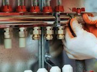 Heiztechnik, Bild von einem Installateur, der eine Fußbodenheizung einbaut, Foto: iStock.com / yunava1 Heiztechnik, Bild von einem Installateur, der eine Fußbodenheizung einbaut, Foto: iStock.com / yunava1