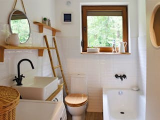 csm_Kleine_Baeder_Holz_AdobeStock_photosbysabkapl_88e1c85789.jpg