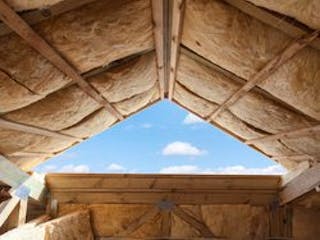 Mineralwolle, Dachboden mit offenem Giebel, Foto: brizmaker / stock.adobe.com