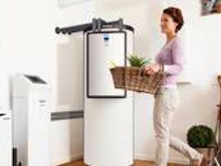 Mini-BHKW, Blockheizkraftwerk, Heizungsraum, Frau mit Korb, Foto: Vaillant Mini-BHKW, Blockheizkraftwerk, Heizungsraum, Frau mit Korb, Foto: Vaillant