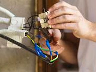 Modernisierung, Leerrohre, Mann installiert Steckdose, Foto: fotolia.de / Halfpoint Modernisierung, Leerrohre, Mann installiert Steckdose, Foto: fotolia.de / Halfpoint