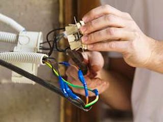 Modernisierung, Leerrohre, Mann installiert Steckdose, Foto: fotolia.de / Halfpoint Modernisierung, Leerrohre, Mann installiert Steckdose, Foto: fotolia.de / Halfpoint