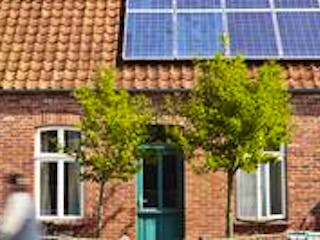 Photovoltaikanlage auf dem Dach eines Backsteinhauses, Foto: ideeone / iStock Photovoltaikanlage auf dem Dach eines Backsteinhauses, Foto: ideeone / iStock