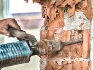 Sanierung, Bild einer Wand die mit einem Stemmhammer abgerissen wird, Foto: iStock.com / Gregor Bister Sanierung, Bild einer Wand die mit einem Stemmhammer abgerissen wird, Foto: iStock.com / Gregor Bister