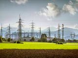 Strom, Hochspannungsleitungen, Energie selbst erzeugen, Foto: miklajn / iStock