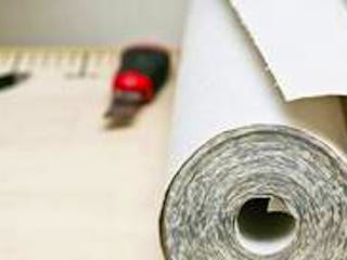 Tapete, tapezieren, Tapetenrolle und Cutter, Foto: AnnettVauteck / iStock Tapete, tapezieren, Tapetenrolle und Cutter, Foto: AnnettVauteck / iStock