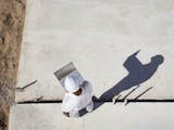 Ein Bauarbeiter mit Tablet auf der Baustelle