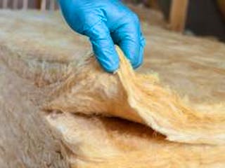 Dämmstoffe, Mineralwolle, blauer Handschuh, Foto: pashapixel / iStock