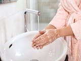Grauwasseranlage, Frau wäscht Hände mit Seife über einem Waschbecken im Bad, Foto: New Africa / stock.adobe.com