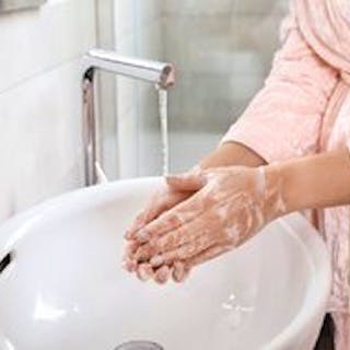 Grauwasseranlage, Frau wäscht Hände mit Seife über einem Waschbecken im Bad, Foto: New Africa / stock.adobe.com