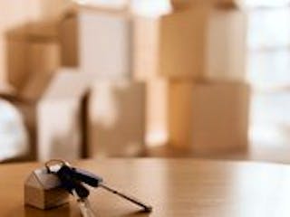 schlüsselfertig bauen, auf dem Tisch liegen Hausschlüssel, im Hintergrund Umzugskartons, Foto: LIGHTFIELD STUDIOS / fotolia.de schlüsselfertig bauen, auf dem Tisch liegen Hausschlüssel, im Hintergrund Umzugskartons, Foto: LIGHTFIELD STUDIOS / fotolia.de
