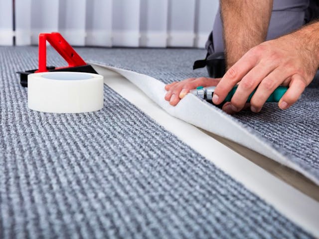 Teppich verlegen oder reparieren
