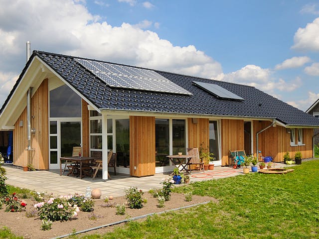 Fertighaus Natalie 3 (KfW-Effizienzhaus 40 EE) von Dammann-Haus Schlüsselfertig ab 320300€, Bungalow Außenansicht 1