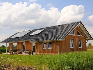 Fertighaus Natalie 3 (KfW-Effizienzhaus 40 EE) von Dammann-Haus Schlüsselfertig ab 320300€, Bungalow Außenansicht 3