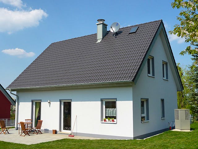 Massivhaus ICON 3+ mit Satteldach von Dennert Massivhaus Ausbauhaus ab 247870€, Satteldach-Klassiker Außenansicht 1