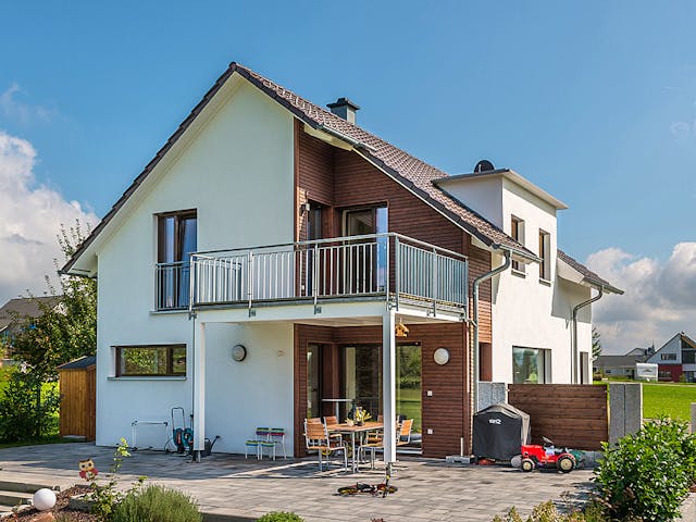 Blockhaus D140 Sinn von Frammelsberger Holzbau, Satteldach-Klassiker Außenansicht 1