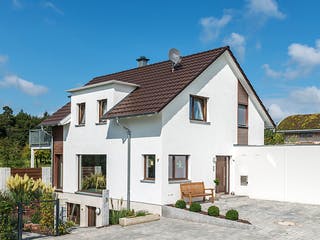 Blockhaus D140 Sinn von Frammelsberger Holzbau, Satteldach-Klassiker Außenansicht 2