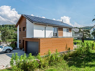 Blockhaus D146 Köstler von Frammelsberger Holzbau, Satteldach-Klassiker Außenansicht 3