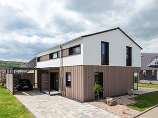 Blockhaus D183 MH Mülheim-Kärlich von Frammelsberger R. Ingenieur-Holzbau, Satteldach-Klassiker Außenansicht 1