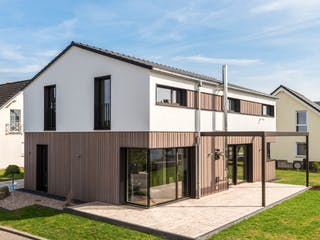 Blockhaus D183 MH Mülheim-Kärlich von Frammelsberger Holzbau, Satteldach-Klassiker Außenansicht 2