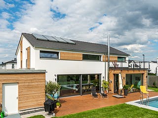 Blockhaus D188 Hertfelder‐Siegel von Frammelsberger Holzbau, Satteldach-Klassiker Außenansicht 2