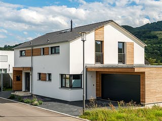 Blockhaus D188 Hertfelder‐Siegel von Frammelsberger Holzbau, Satteldach-Klassiker Außenansicht 3