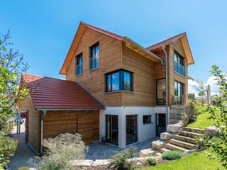 Blockhaus D193-Überlingen von Frammelsberger R. Ingenieur-Holzbau, Satteldach-Klassiker Außenansicht 2