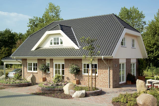 Walmdach-Fertighaus im norddeutschen Stil mit roter Klinkerfassade von Danhaus – die Holzbauweise lässt sich bestens mit der Verklinkerung verbinden.