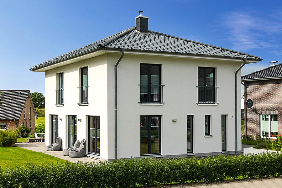 Ursprünglich war es der Wunsch von Maren und Ronny Hoffmann im Bauhausstil zu bauen. Da der Bebauungsplan keine Flachdächer erlaubte, wurde ihr Massivhaus eine moderne Stadtvilla mit 148 m². 

Das Erdgeschoss ist, abgesehen vom Hauswirtschaftsraum und der Gästetoilette, offengehalten und wirkt durch die vielen Fenster sehr hell und lichtdurchflutet. Durch den geschickten Einsatz von Stützpfeilern und –wänden, kommt der Wohnbereich ohne sichtbare Stürze aus. Ein besonderes Element stellt die schlichte Betontreppe dar, die stilistisch ebenfalls den gewünschten Bauhausstil widerspiegelt. Der Treppenaufgang geht, anders als gemeinhin üblich, nicht vom Eingangsbereich nach oben, sondern aus Richtung des Wohnraums. Im Obergeschoss befinden sich drei weitere Zimmer und das Hauptbad.