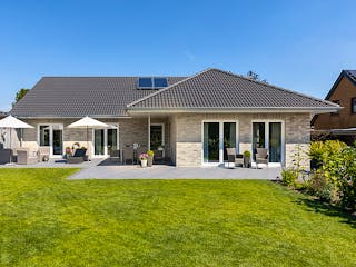 Massivhaus Winkelbungalow 140 von ECO System HAUS Schlüsselfertig ab 306800€, Bungalow Außenansicht 3