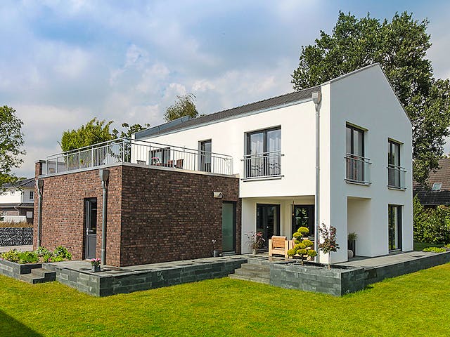 Massivhaus Bauhaus-Modern Classic 140 von ECO System HAUS, Satteldach-Klassiker Außenansicht 1