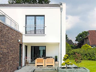 Massivhaus Bauhaus-Modern Classic 140 von ECO System HAUS Schlüsselfertig ab 358000€, Satteldach-Klassiker Außenansicht 4