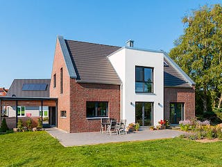 Massivhaus Giebelhaus 170 von ECO System HAUS, Satteldach-Klassiker Außenansicht 1