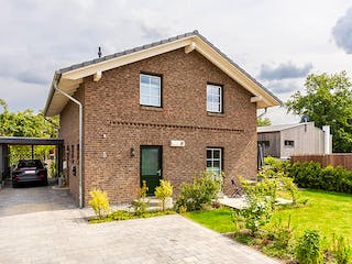 Massivhaus Scheunenhaus 130 von ECO System HAUS Schlüsselfertig ab 310900€, Satteldach-Klassiker Außenansicht 3