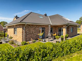 Massivhaus Winkelbungalow 135 von ECO System HAUS Schlüsselfertig ab 305000€, Bungalow Außenansicht 1