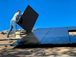 Installation von Photovoltaik auf einem Neubau