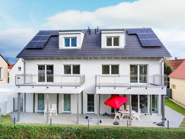 Fertighaus Dreifamilienhaus 324 von FischerHaus Schlüsselfertig ab 1155607€, Satteldach-Klassiker Außenansicht 1