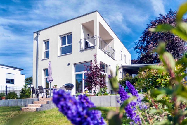 Schlichtes aber großzügiges Fertighaus im Bauhausstil mit zwei Vollgeschossen von FischerHaus