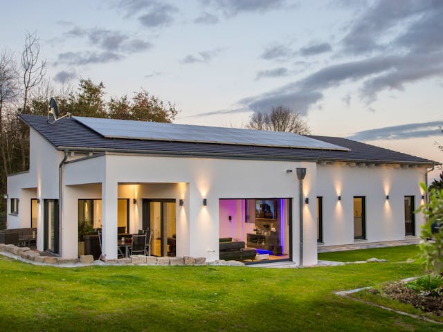 Fertighaus Bungalow 200 von FischerHaus Schlüsselfertig ab 663221€, Bungalow Außenansicht 1 Fertighaus Bungalow 200 von FischerHaus Schlüsselfertig ab 663221€, Bungalow Außenansicht 1