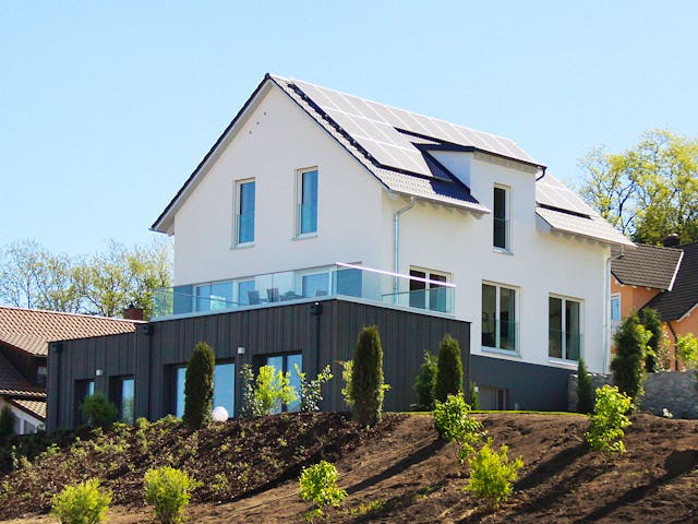 Fertighaus Musterhaus Seegarten von FischerHaus Schlüsselfertig ab 435784€, Satteldach-Klassiker Außenansicht 1