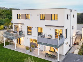 Fertighaus Dreifamilienhaus Troglia von Fertighaus WEISS - Mehrfamilienhäuser Schlüsselfertig ab 859943€, Außenansicht 2