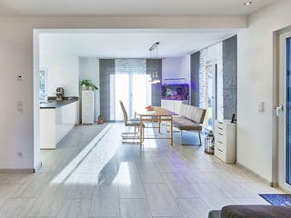 Fertighaus Haus Dahms von Fertighaus WEISS Schlüsselfertig ab 421598€, Satteldach-Klassiker Innenansicht 1