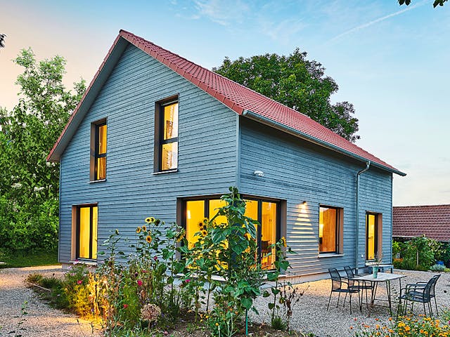 Fertighaus Haus Garten von WEISS Holzhaus Schlüsselfertig ab 377762€, Satteldach-Klassiker Außenansicht 1