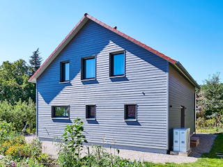 Fertighaus Haus Garten von Fertighaus WEISS Schlüsselfertig ab 401515€, Satteldach-Klassiker Außenansicht 2