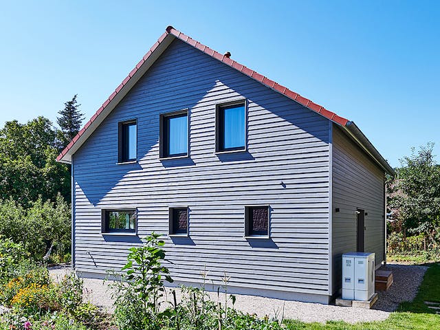Fertighaus Haus Garten von Fertighaus WEISS Schlüsselfertig ab 377762€, Satteldach-Klassiker Außenansicht 2