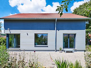 Fertighaus Haus Garten von Fertighaus WEISS Schlüsselfertig ab 401515€, Satteldach-Klassiker Außenansicht 3
