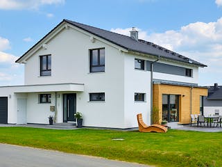 Fertighaus Haus Grauer von Fertighaus WEISS Schlüsselfertig ab 471349€, Satteldach-Klassiker Außenansicht 2