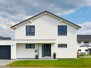 Fertighaus Haus Grauer von Fertighaus WEISS Schlüsselfertig ab 471349€, Satteldach-Klassiker Außenansicht 3