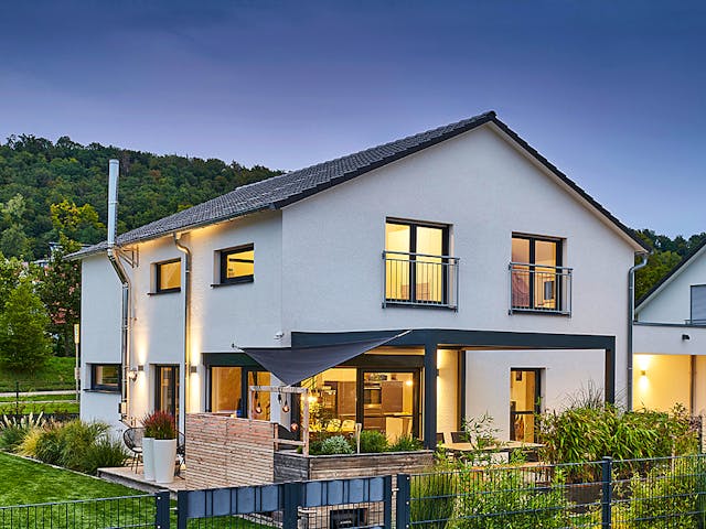 Fertighaus Haus Groß von Fertighaus WEISS Schlüsselfertig ab 477940€, Satteldach-Klassiker Außenansicht 1